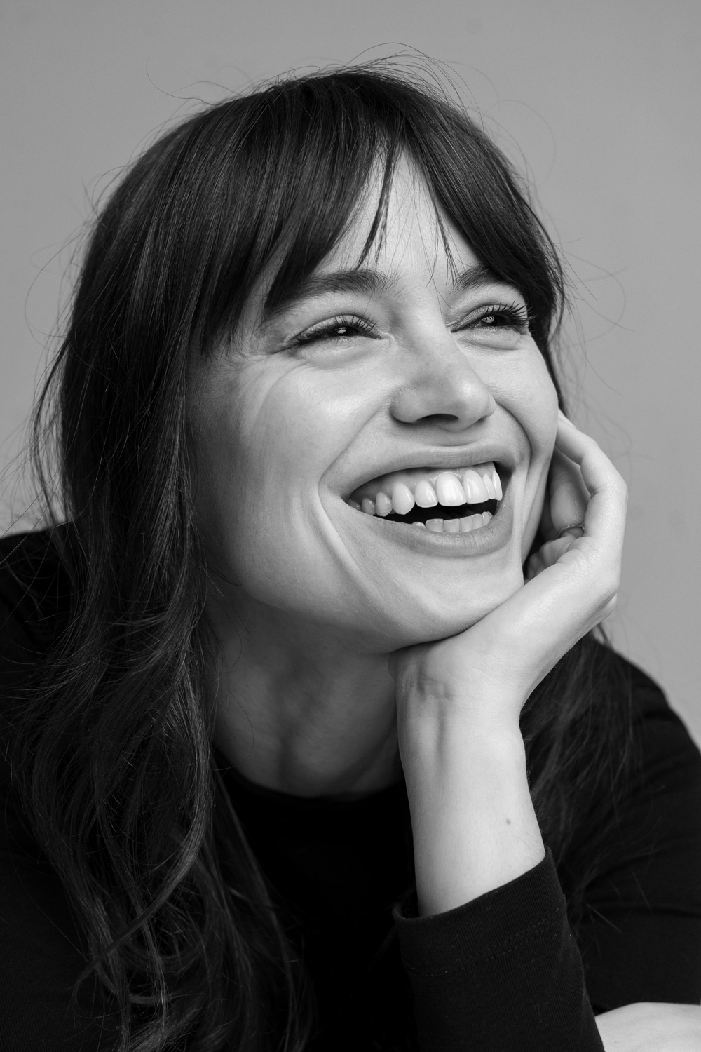 retrato de actriz guiomar puerta en estudio sonriendo blanco y negro